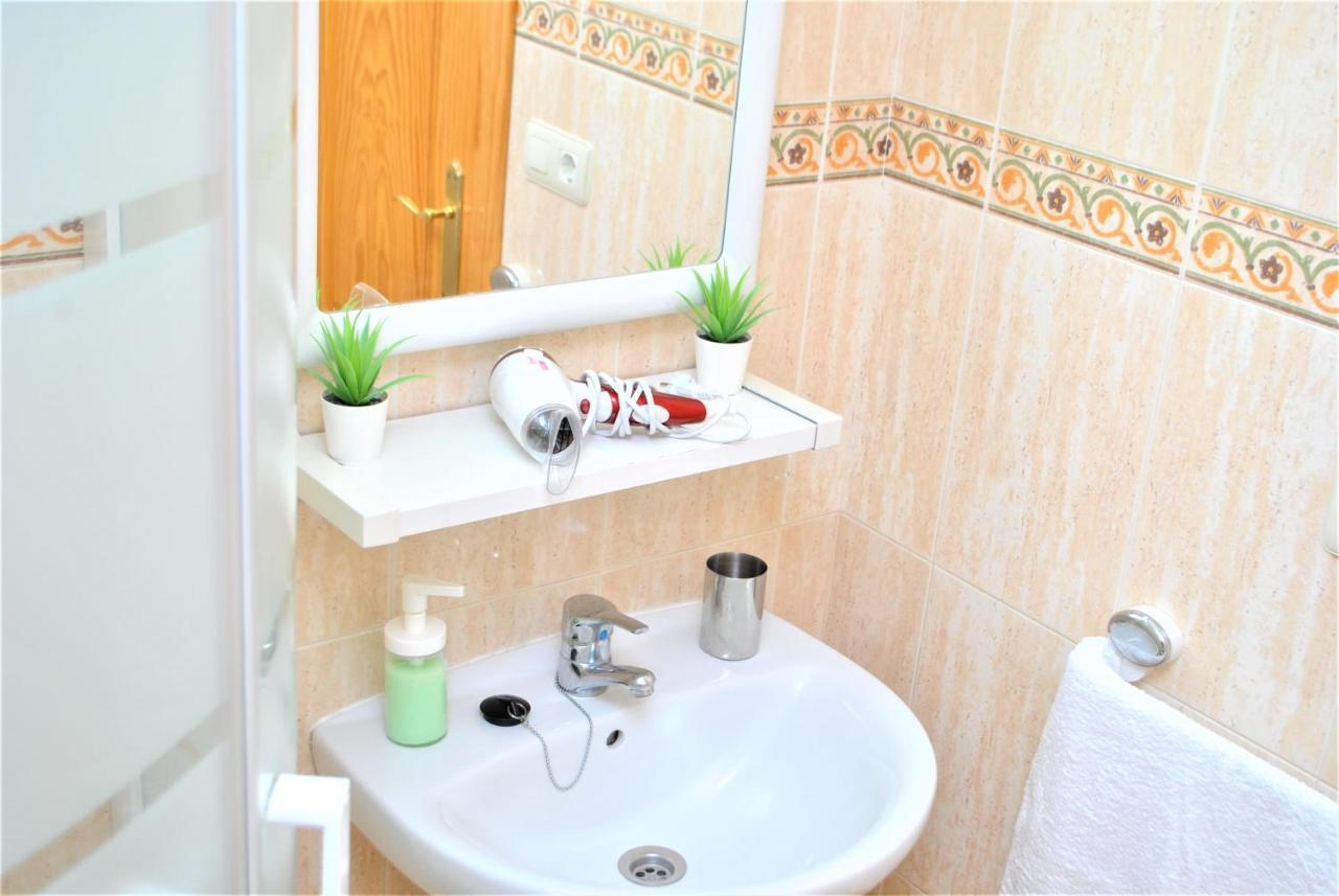 Small Building With 2 Apartments Málaga Exterior foto